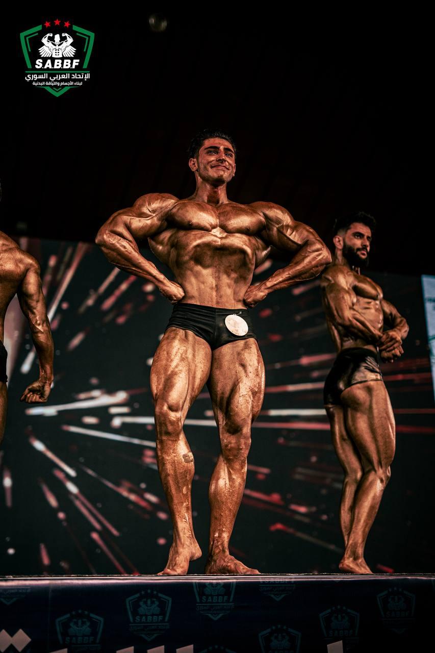 حمزة مصطفى على المسرح، يداه على خصره